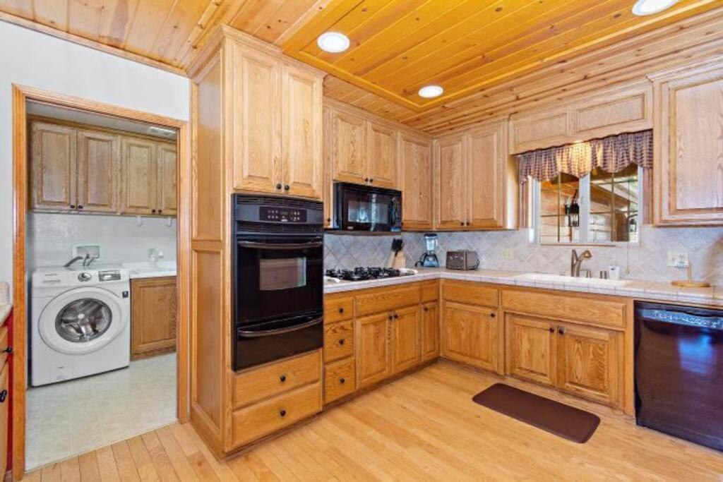 Custom Single Story Cabin With Jacuzzi Pool Table & Big Game Room With Arcade Games บิ๊กแบร์เลค ภายนอก รูปภาพ